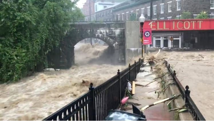 Chùm ảnh nước lũ cuồn cuộn cuốn phăng ôtô, hàng nghìn người Mỹ phải sơ tán